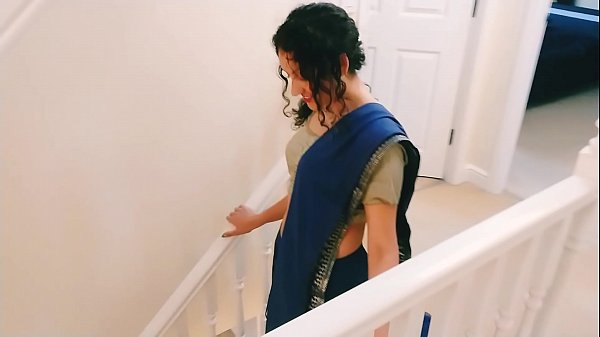 Desi girl in saree without bra