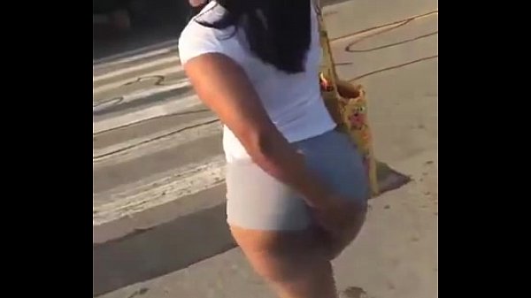 Mujeres teniendo sexo en la calle