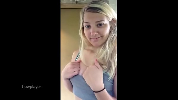 Videos de mujeres mostrando sus senos