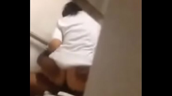 Mujeres masturbandose en baños publicos