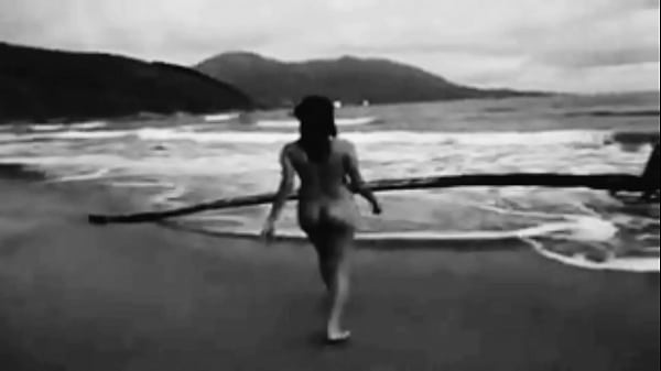 Femme nue a la plage