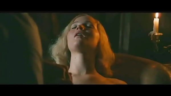 Jennifer lawrence shows tits