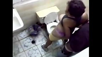 bidan rita Indonesia di kamar mandi